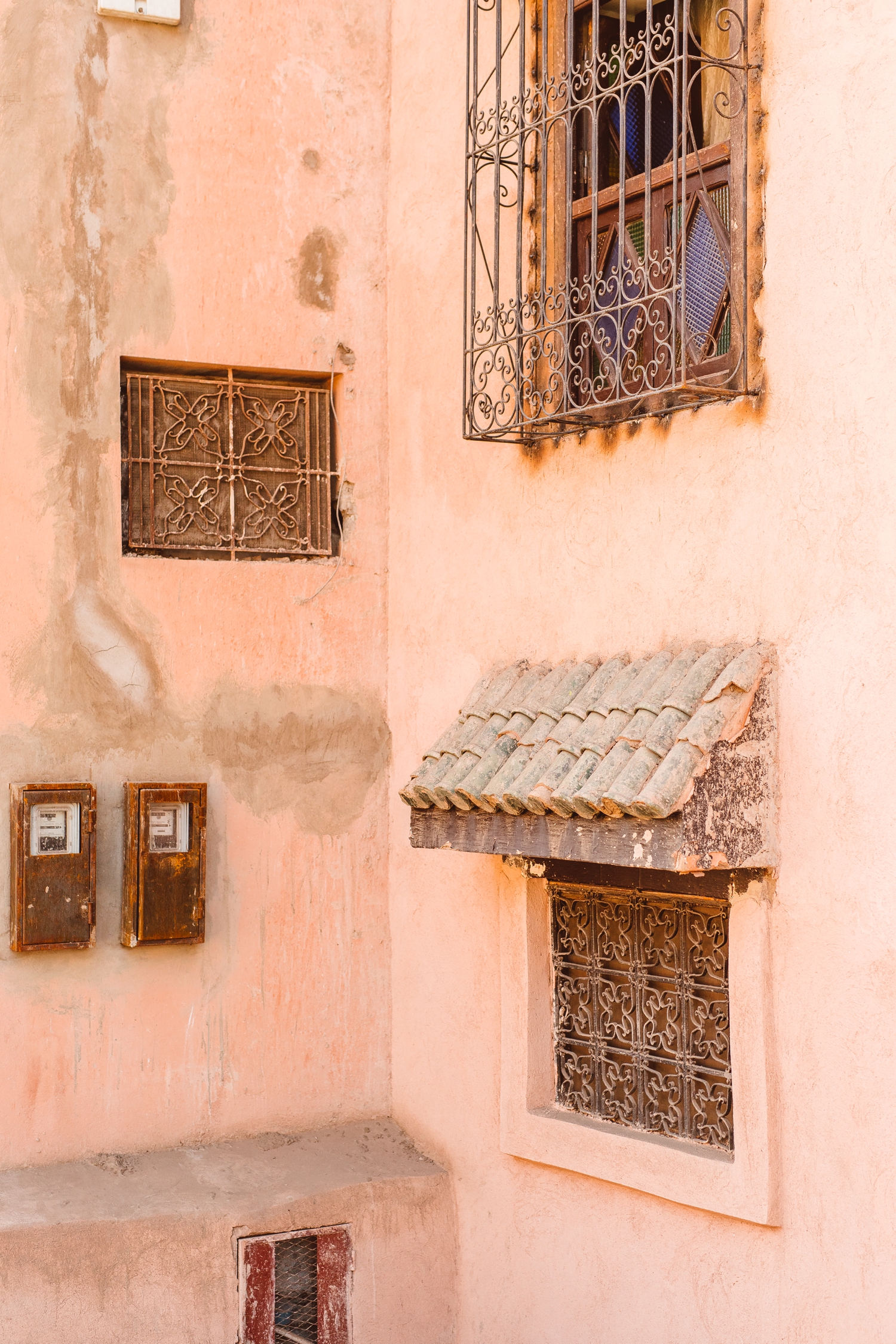 Pink building with intricate metal window covers in Marrakesh, Morocco | Brooke Michelle Photography
