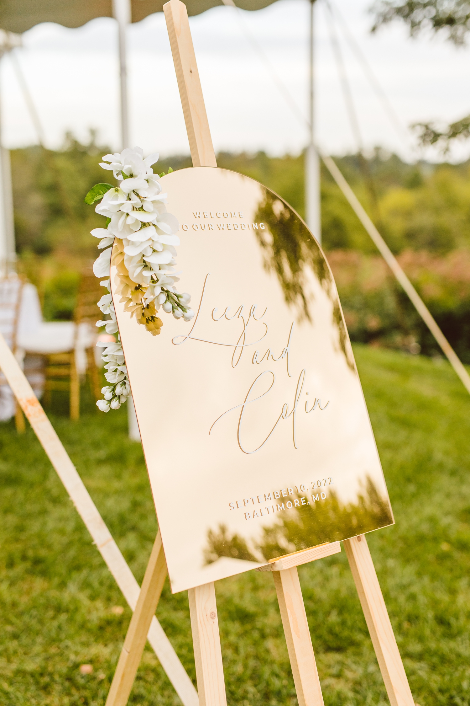 Rose gold mirrored welcome sign | Brooke Michelle Photo