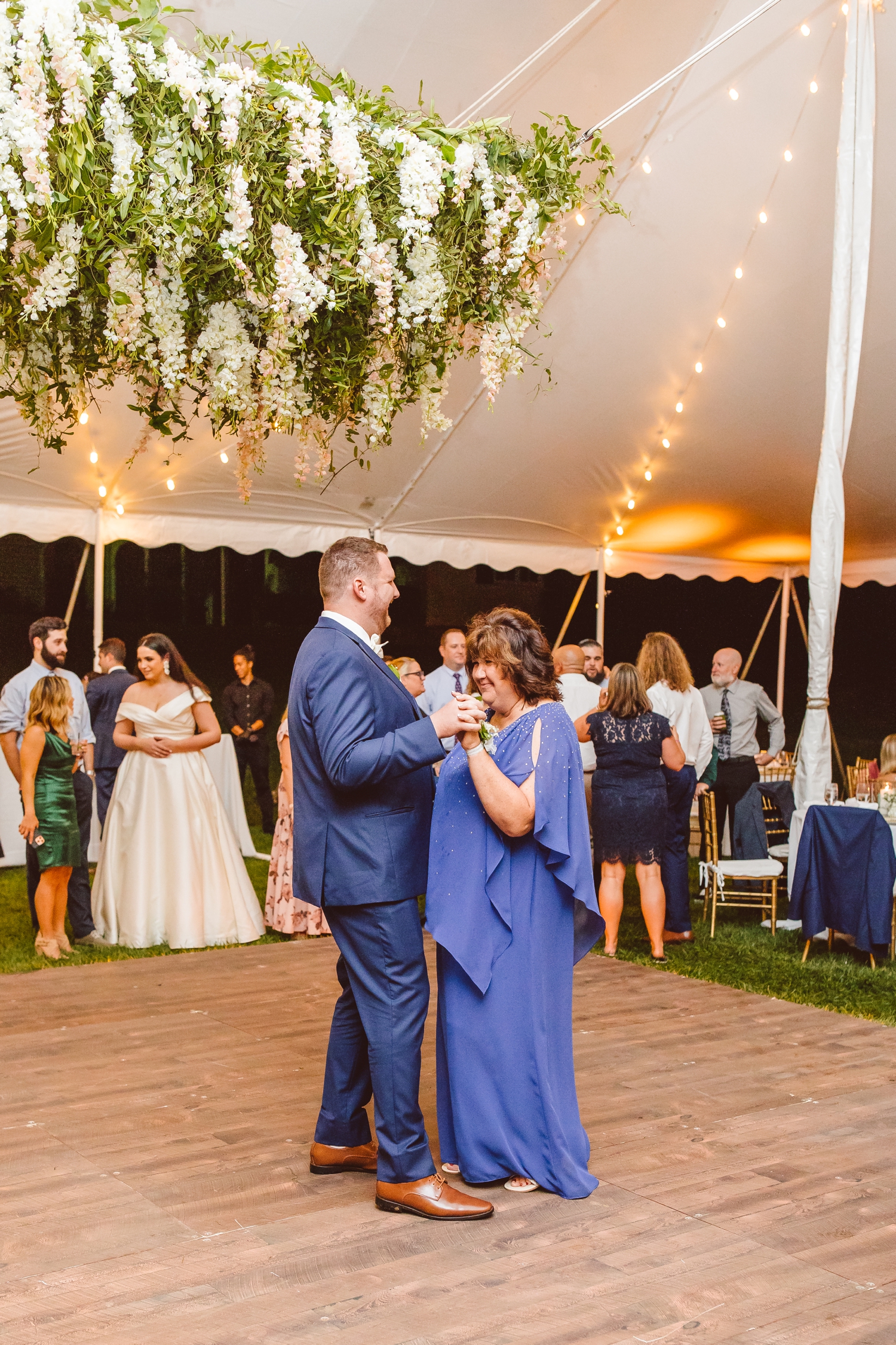 Groom dancing with mom at Ladew Topiary Gardens wedding | Brooke Michelle Photo