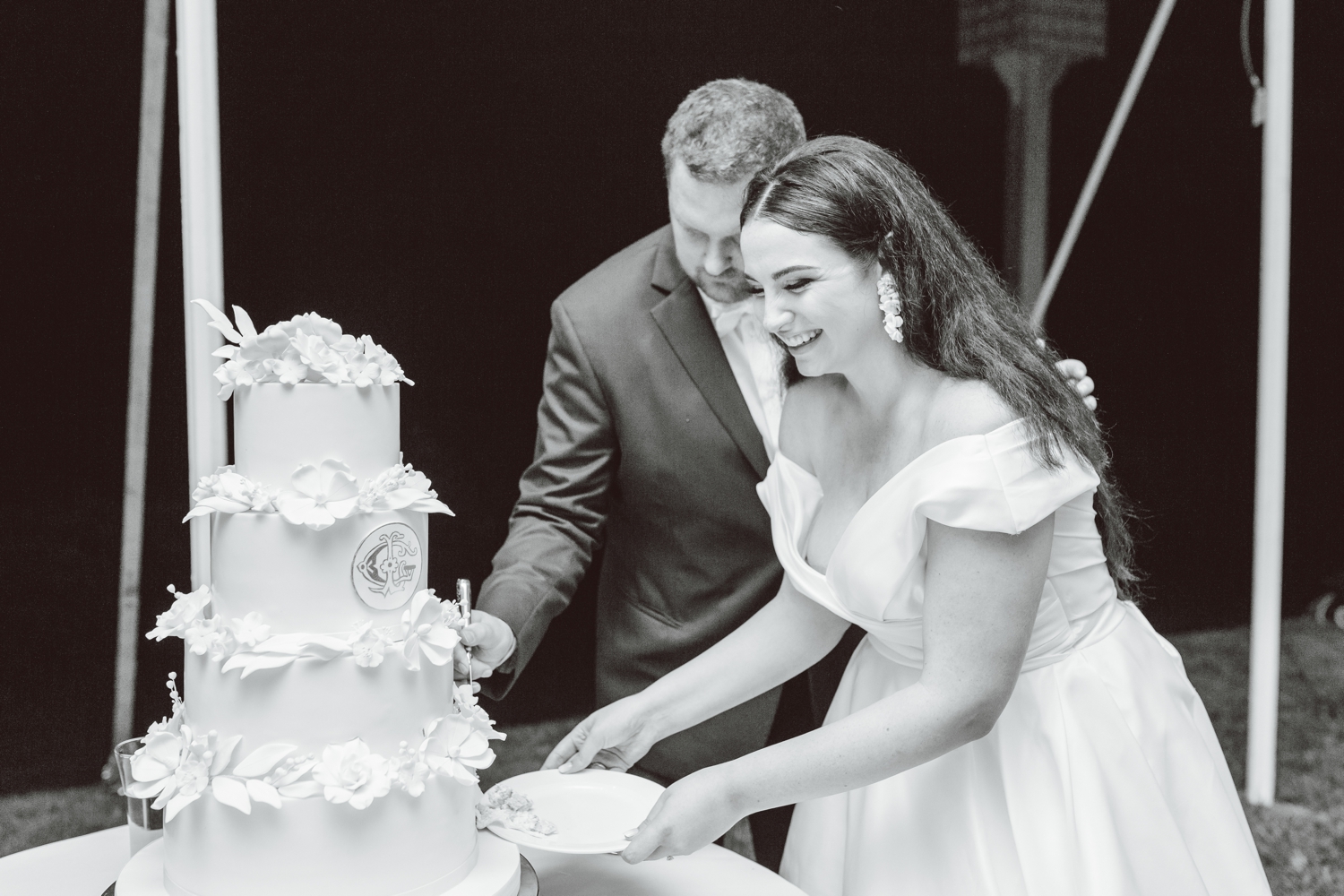 Bride and groom cutting cake at Ladew Topiary Garden wedding | Brooke Michelle Photo