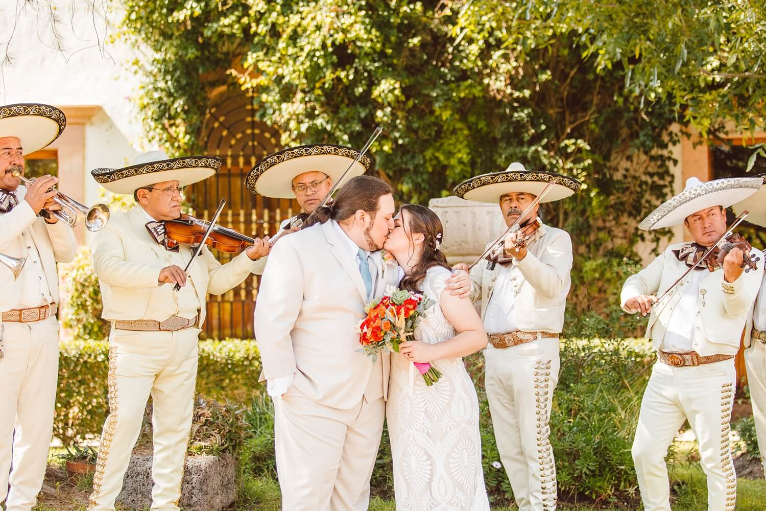 Couple kissing in front of mariachi band | Brooke Michelle Photo