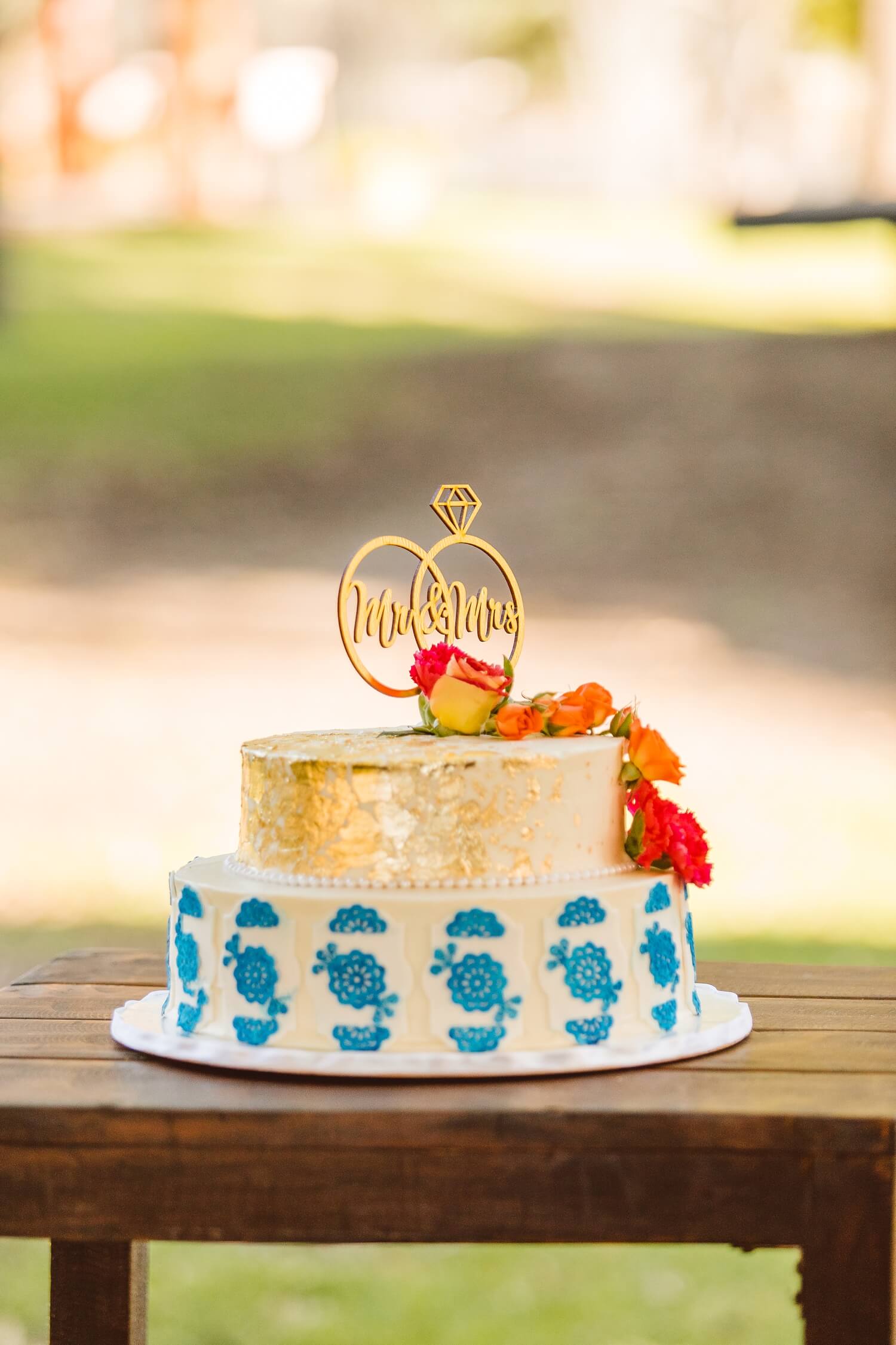 Two tier wedding cake with gold foil | Brooke Michelle Photo