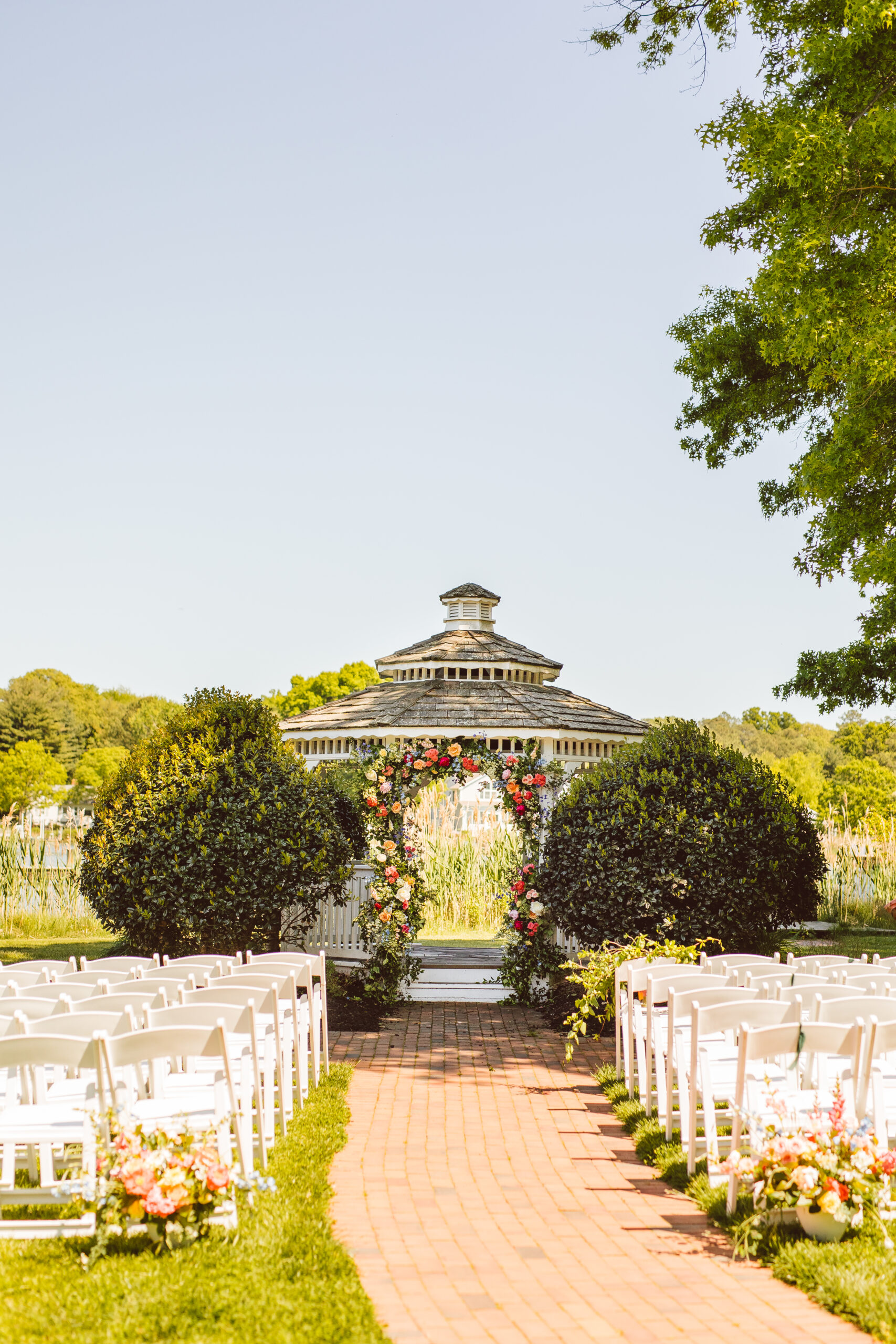 Outdoor wedding ceremony at Kent Island Resort