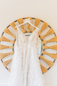 stunning picture of the wedding dress